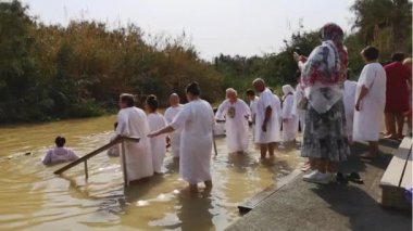 Ürdün Nehri, İsrail - Kasım 2019: Ürdün Nehri kıyısında hacılar ve turistler.