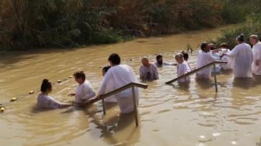 Ürdün Nehri, İsrail - Kasım 2019: Ürdün Nehri kıyısında hacılar ve turistler.