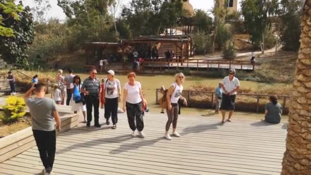 Giordania Israele Novembre 2019 Pellegrini Turisti Sulle Rive Del Fiume — Video Stock