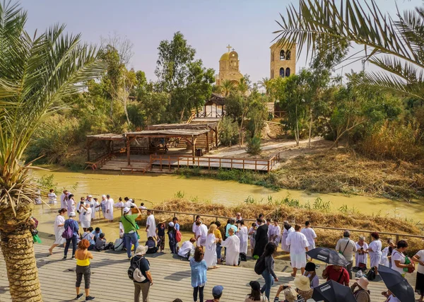 Jordanië, Israël - november 2019: Pelgrims en toeristen aan de oevers van de Jordaan. — Stockfoto