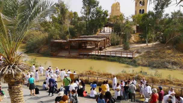 Río Jordán, Israel - Noviembre de 2019: Peregrinos y turistas a orillas del río Jordán . — Vídeo de stock