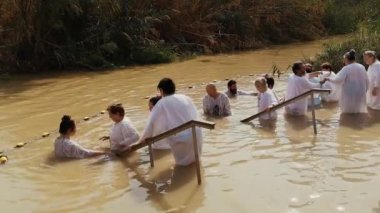 Ürdün Nehri, İsrail - Kasım 2019: Ürdün Nehri kıyısında hacılar ve turistler.