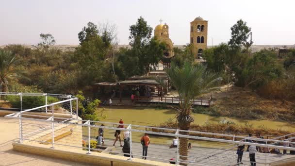 ヨルダン川 イスラエル 2019年11月 ヨルダン川のほとりの巡礼者と観光客 — ストック動画