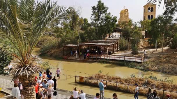 Río Jordán Israel Noviembre 2019 Peregrinos Turistas Orillas Del Río — Vídeo de stock