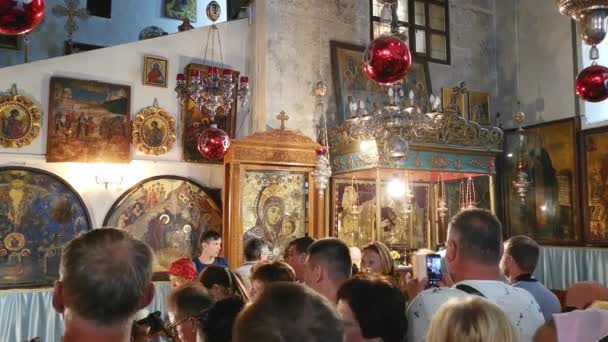 Bethlehem, Palestine - November 2019: tourists in the Basilica of the Nativity of Christ near the icon of the Mother of God — Stock Video