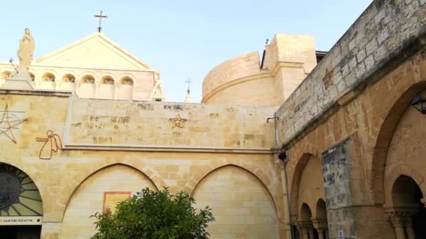 In de basiliek van de Geboorte van Christus, de architectuur van de tempel. Bethlehem, Palestina — Stockvideo