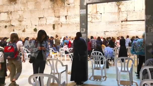 Jerusalén, Israel - Noviembre 2019: las mujeres rezan cerca del muro de lamentación . — Vídeos de Stock