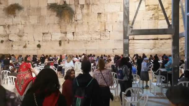 Jerusalén, Israel - Noviembre 2019: las mujeres rezan cerca del muro de lamentación . — Vídeos de Stock