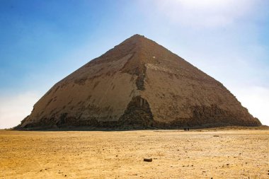 Kırık piramit Dakhshur 'da firavun Snofra Xxvi' nin MÖ 16. yüzyılda kurulmuş bir Mısır piramididir. .
