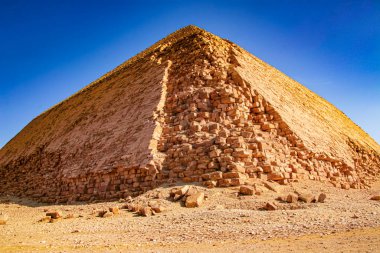 Kırık piramit Dakhshur 'da firavun Snofra Xxvi' nin MÖ 16. yüzyılda kurulmuş bir Mısır piramididir. .