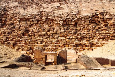 Kırık piramit Dakhshur 'da firavun Snofra Xxvi' nin MÖ 16. yüzyılda kurulmuş bir Mısır piramididir. .