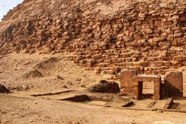 Kırık piramit Dakhshur 'da firavun Snofra Xxvi' nin MÖ 16. yüzyılda kurulmuş bir Mısır piramididir. .