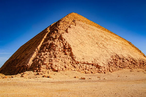 Broken pyramid is an Egyptian pyramid in Dakhshur, erected during the reign of Pharaoh Snofra XXVI century BC . — 스톡 사진