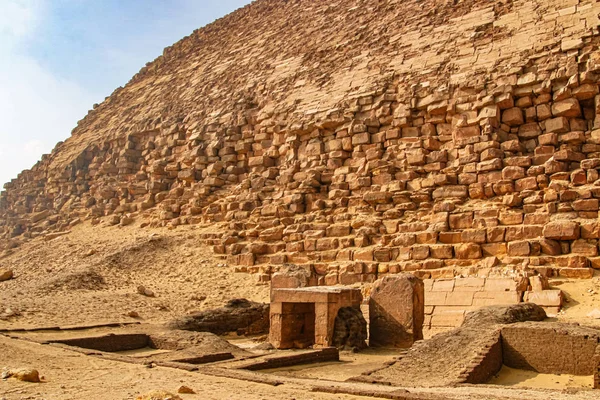 Pirâmide quebrada é uma pirâmide egípcia em Dakhshur, erguida durante o reinado do faraó Snofra XXVI século aC  . — Fotografia de Stock