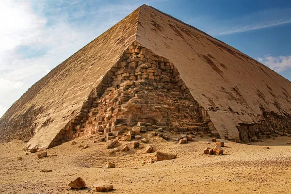 Kaputte Pyramide ist eine ägyptische Pyramide in Dakhshur, errichtet während der Herrschaft des Pharaos snofra xxvi Jahrhundert v. Chr. . — Stockfoto