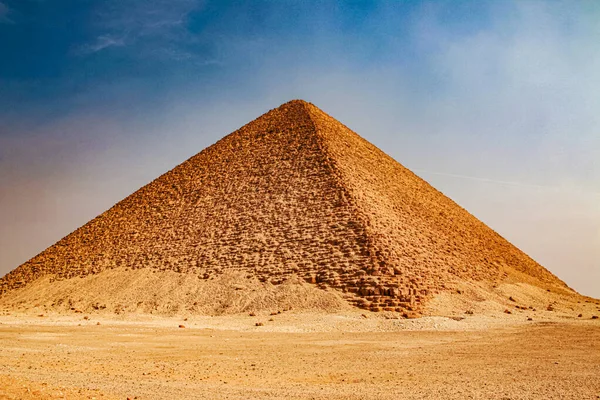 Рожева піраміда - північна піраміда фараона Снофру в Дахшурі, Xxvi Century Bc. — стокове фото