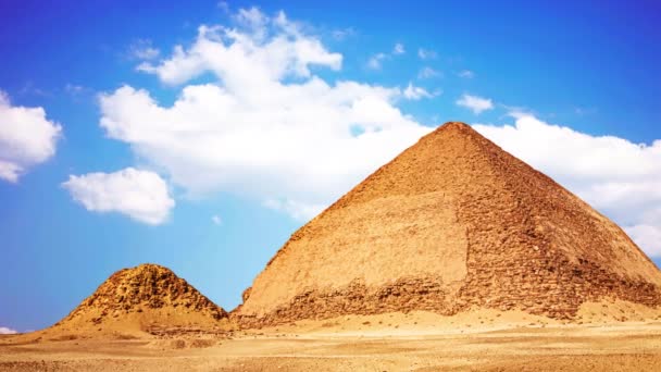 Gebroken piramide is een Egyptische piramide in Dakhshur, opgericht tijdens het bewind van Farao Snofra Xxvi eeuw voor Christus . — Stockvideo