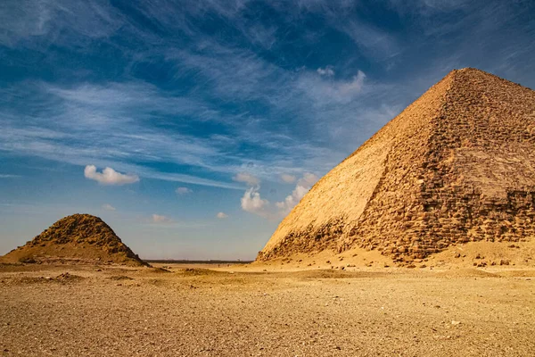 Kaputte Pyramide ist eine ägyptische Pyramide in Dakhshur, errichtet während der Herrschaft des Pharaos snofra xxvi Jahrhundert v. Chr. . — Stockfoto