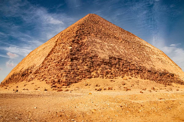 Broken pyramid is an Egyptian pyramid in Dakhshur, erected during the reign of Pharaoh Snofra XXVI century BC . — ストック写真