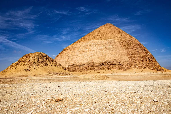 Broken pyramid is an Egyptian pyramid in Dakhshur, erected during the reign of Pharaoh Snofra XXVI century BC . — 스톡 사진