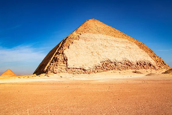 Pirâmide quebrada é uma pirâmide egípcia em Dakhshur, durin erguido — Fotografia de Stock