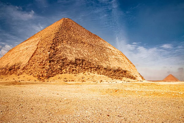 Gebroken piramide is een Egyptische piramide in Dakhshur, opgericht tijdens het bewind van Farao Snofra Xxvi eeuw voor Christus . — Stockfoto