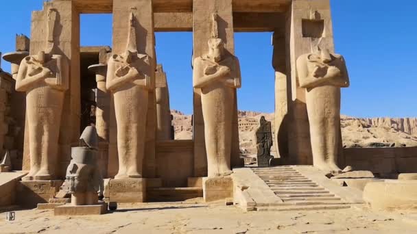 Ramesseum - el templo conmemorativo del faraón Ramsés II XIII a.C., parte de la necrópolis tebana en el Alto Egipto, Luxor — Vídeos de Stock
