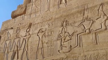 Güzel Dendera Tapınağı 'nın kalıntıları ya da Hathor Tapınağı. Mısır, Dendera, Eski Mısır tapınağı Ken şehri yakınlarında.
