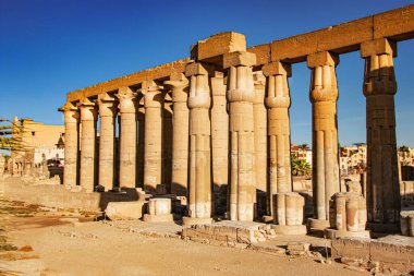 Amun-Ra 'nın merkez tapınağının kalıntıları, Nil' in sağ kıyısında, Teb 'in güney kısmında, modern Luxor şehrinde..