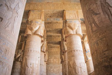 Dendera Tapınağı 'nın ya da Hathor Tapınağı' nın güzel iç kısımları. Mısır, Dendera, Eski Mısır tapınağı Ken şehri yakınlarında.