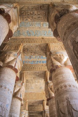 Dendera Tapınağı 'nın ya da Hathor Tapınağı' nın güzel iç kısımları. Mısır, Dendera, Eski Mısır tapınağı Ken şehri yakınlarında.