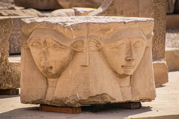 女神ハトホルの頭 エジプト ハトホル神殿 Dendera 古代エジプト デンデラ神殿 — ストック写真