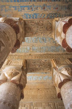 Dendera Tapınağı 'nın ya da Hathor Tapınağı' nın güzel iç kısımları. Mısır, Dendera, Eski Mısır tapınağı Ken şehri yakınlarında.