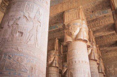 Dendera Tapınağı 'nın ya da Hathor Tapınağı' nın güzel iç kısımları. Mısır, Dendera, Eski Mısır tapınağı Ken şehri yakınlarında.