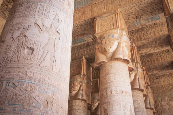 デンデラ神殿やハトホル神殿の美しいインテリア エジプト デンデラ ケン市の近くの古代エジプトの寺院 — ストック写真
