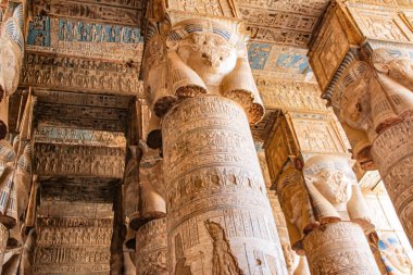 Dendera Tapınağı 'nın ya da Hathor Tapınağı' nın güzel iç kısımları. Mısır, Dendera, Eski Mısır tapınağı Ken şehri yakınlarında.
