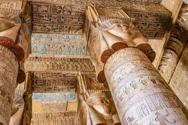 Dendera Tapınağı 'nın ya da Hathor Tapınağı' nın güzel iç kısımları. Mısır, Dendera, Eski Mısır tapınağı Ken şehri yakınlarında.