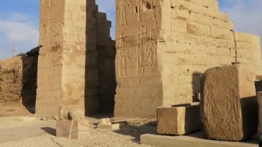 Güzel Dendera Tapınağı 'nın kalıntıları ya da Hathor Tapınağı. Mısır, Dendera, Eski Mısır tapınağı Ken şehri yakınlarında.