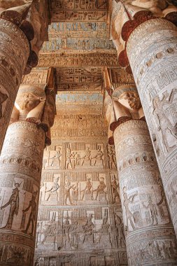 Dendera Tapınağı 'nın ya da Hathor Tapınağı' nın güzel iç kısımları. Mısır, Dendera, Eski Mısır tapınağı Ken şehri yakınlarında.