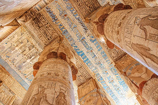 Dendera Tapınağı 'nın ya da Hathor Tapınağı' nın güzel iç kısımları. Mısır, Dendera, Eski Mısır tapınağı Ken şehri yakınlarında.