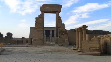 Güzel Dendera Tapınağı 'nın kalıntıları ya da Hathor Tapınağı. Mısır, Dendera, Eski Mısır tapınağı Ken şehri yakınlarında.