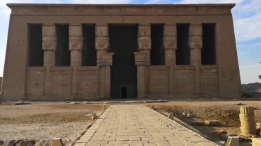 Güzel Dendera Tapınağı 'nın kalıntıları ya da Hathor Tapınağı. Mısır, Dendera, Eski Mısır tapınağı Ken şehri yakınlarında.