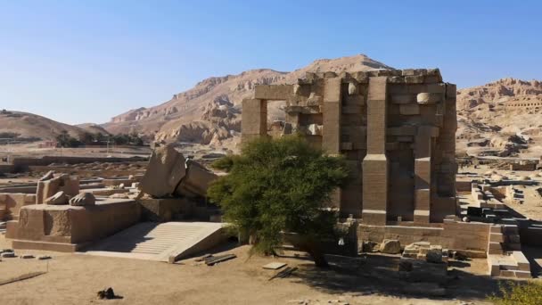 拉梅塞姆 Ramesseum 法老拉梅塞伊十三世纪神庙 位于上埃及卢克索的底班墓地的一部分 — 图库视频影像