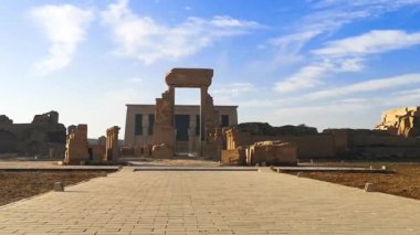 Güzel Dendera Tapınağı 'nın kalıntıları ya da Hathor Tapınağı. Mısır, Dendera, Eski Mısır tapınağı Ken şehri yakınlarında.