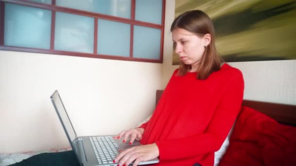 Jovem mulher trabalhando remotamente de casa . — Vídeo de Stock