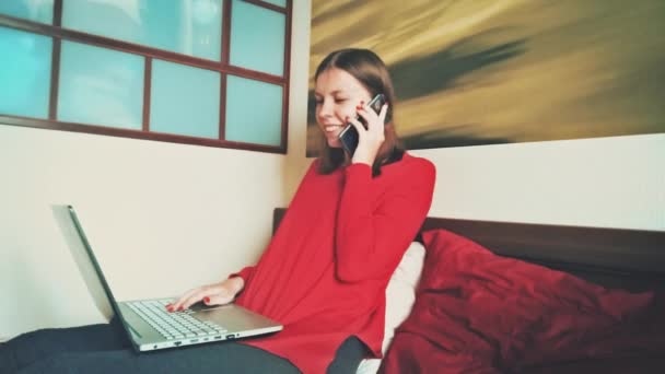 Jeune femme travaillant à distance de la maison . — Video