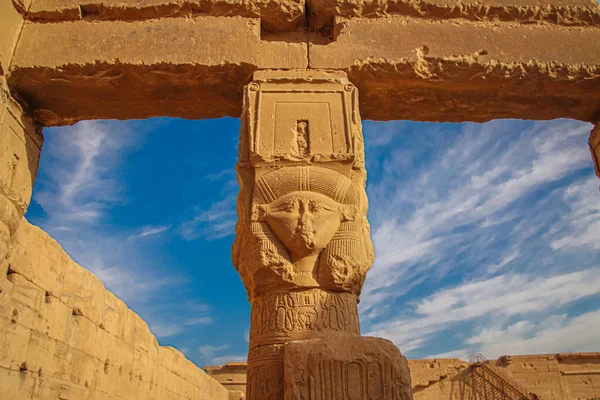 美しい古代寺院のデンデラのハトホル神殿遺跡 エジプト デンデラ ケンの都市の近くの古代エジプトの寺院 — ストック写真