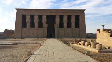 Güzel Dendera Tapınağı 'nın kalıntıları ya da Hathor Tapınağı. Mısır, Dendera, Eski Mısır tapınağı Ken şehri yakınlarında.