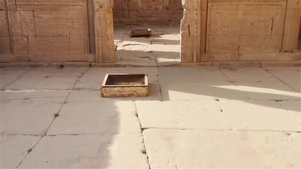 Руїни красивого храму Дендери або Храму Хатхора. Єгипет, Дендера, стародавній єгипетський храм поблизу міста Кен. — стокове відео