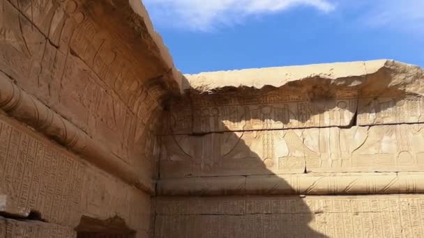 Dendera gyönyörű templomának romjai vagy Hathor temploma. Egyiptom, Dendera, ókori egyiptomi templom közel Ken városához — Stock videók